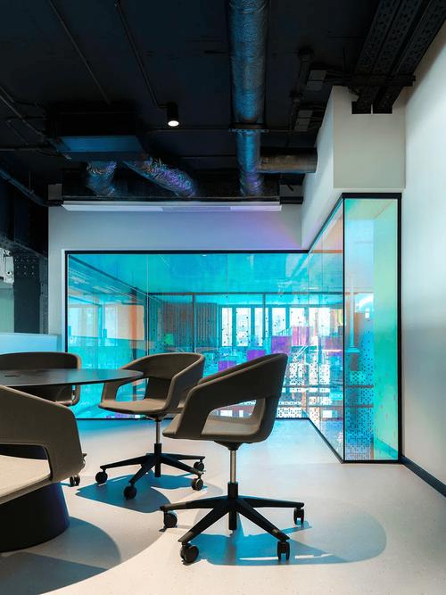 广州科技风办公室装修设计的相关图片